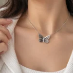 گردنبند پروانه نقره‌ای زنانه با نگین براق