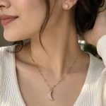 ست گردنبند و گوشواره رز کوارتز مدل ماه هلالی