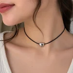 گردنبند قلب نقره‌ای با بند کراباتی