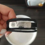 دستبند مردانه چرمی طرح Cartier با پلاک استیل-زیورینو-4 ردیفه - تصویر 4