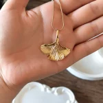 گردنبند طلایی زنانه طرح برگ جینکو با آویز برگ ظریف